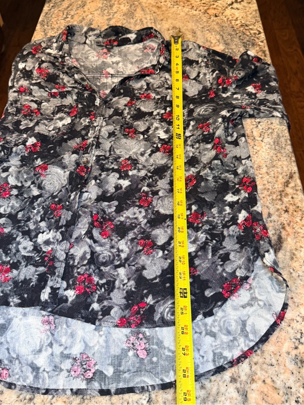 Rock & Republic Floral Button Down Blouse Large Black Gray Red High Low Hem - Picture 4 of 12